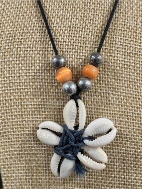 Vintage beachcore cowrie shell flower pendant